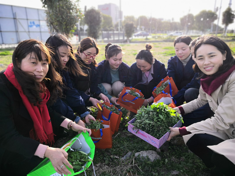 公司工會開展慶“三八女神節(jié)”女職工“挖野菜、包餛飩”活動
